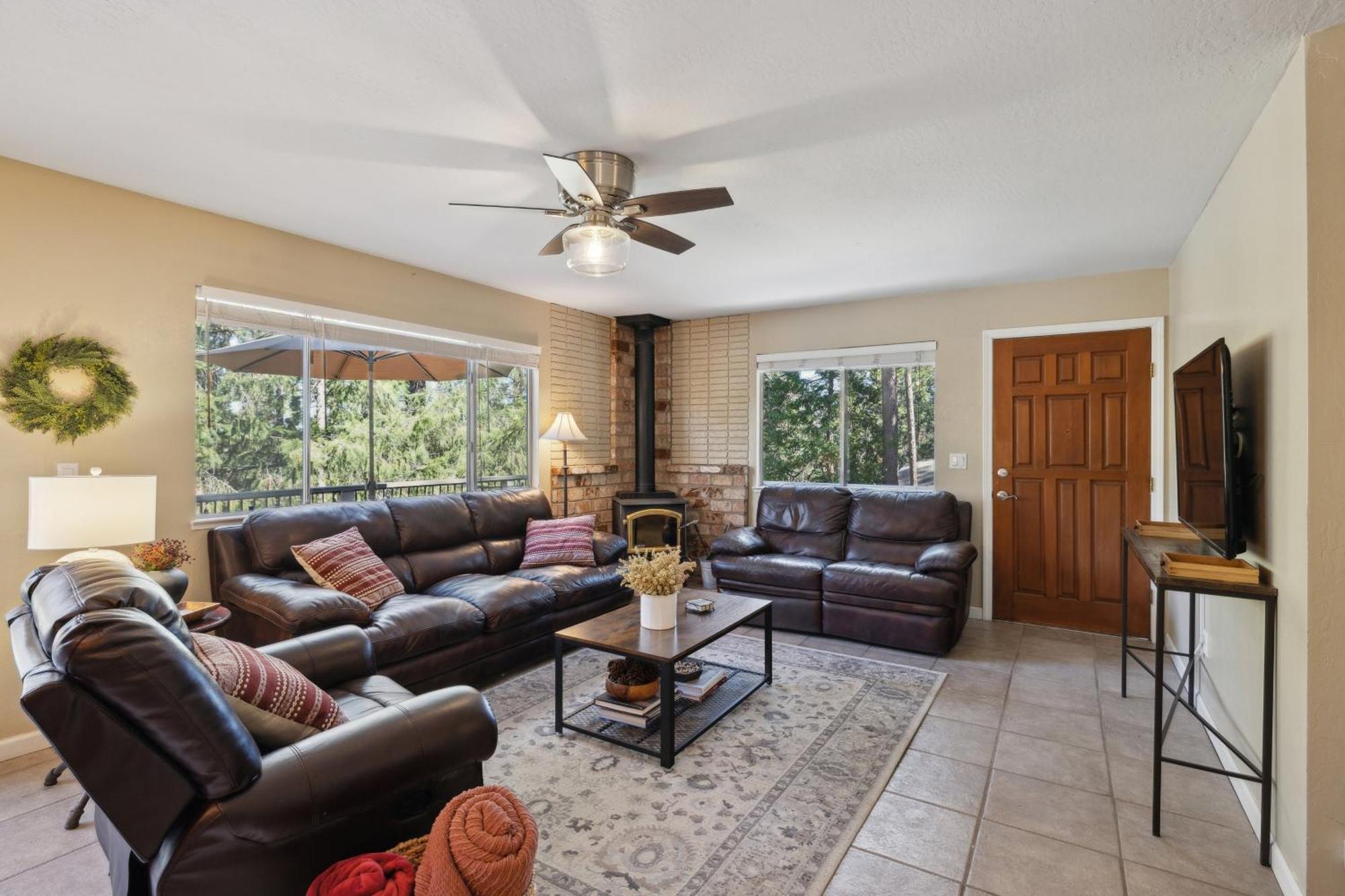 Whispering Pines Retreat Holiday home *